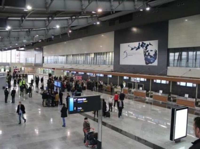 Pasagjerit në Aeroportin e Prishtinës i gjendet revole në valixhe