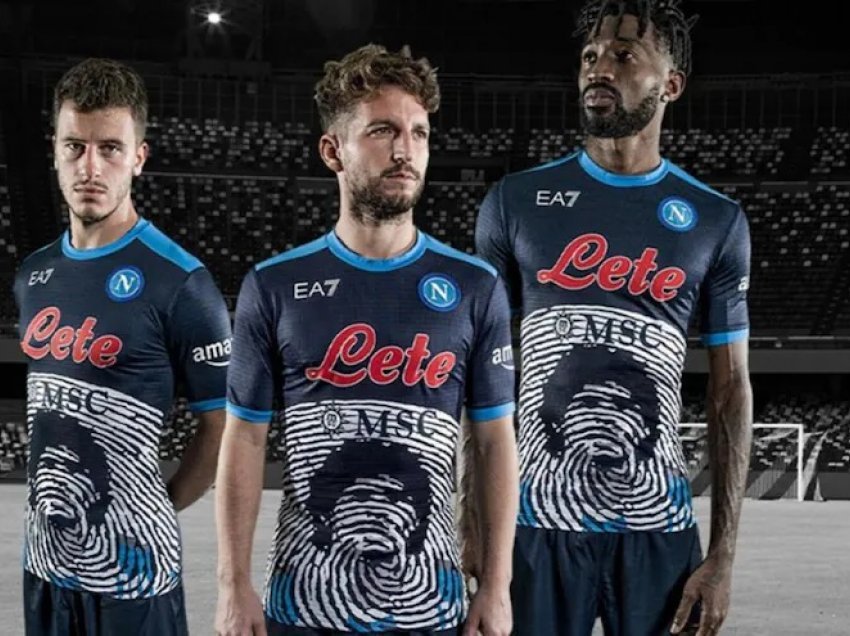 Napoli prezanton fanellën përkujtimore