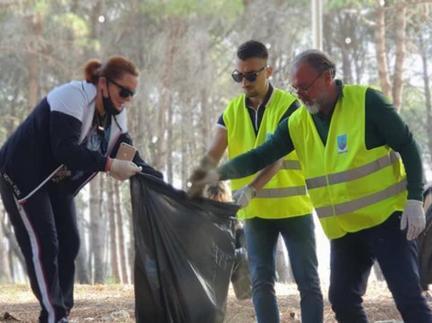 Dy orë para paralajmërimit të Ramës, Dritan Leli pastroi plehrat në Pyllin e Sodës