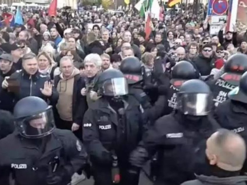 Mijëra njerëz protestojnë kundër masave anti-COVID në Gjermani