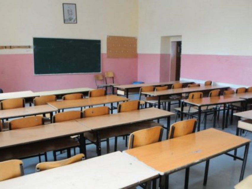 Pedagog pa mesatare/ Ndodh te Mjekësia, reagojnë pedagogët e tjerë