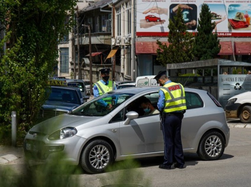 Rrezikon policët dhe goditë veturën e tyre