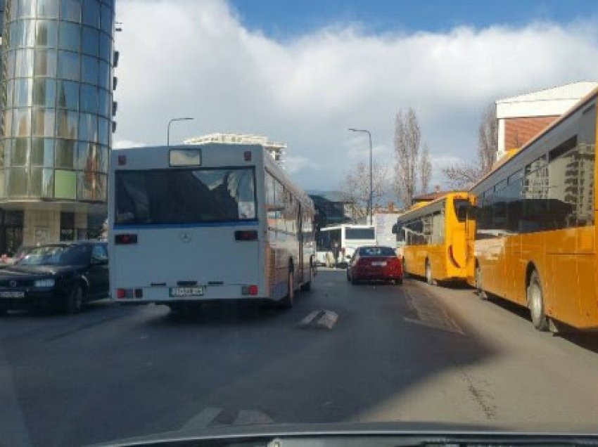 ​Lëndohet derisa udhëtonte me autobus