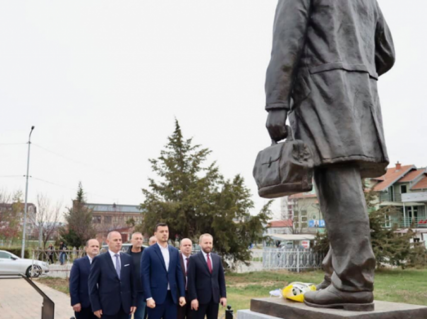 Lladrovci bashkë me djalin e Thaçit nderojnë heronjtë në Drenas