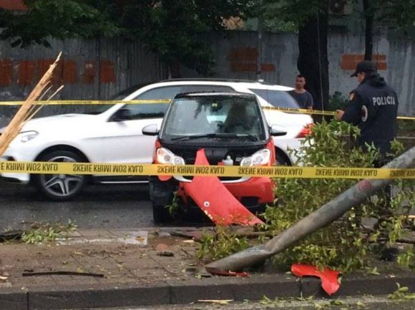 “Benz”-i del nga rruga në Durrës dhe përplaset me një plep, ndërron jetë pasagjeri 23-vjeçar