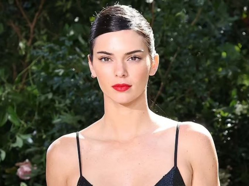 Kendall Jenner thyen heshtjen për tragjedinë në koncertin e partnerit të motrës dhe këto janë fjalët e saj