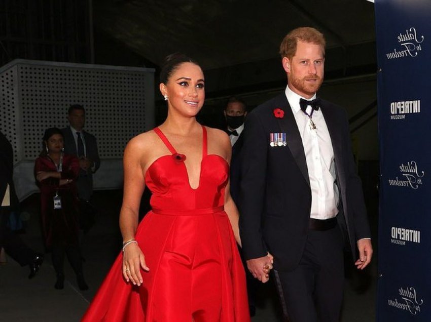 Pas shumë kohësh Meghan dhe Harry shfaqen në tapetin e kuq dhe na mahnitën