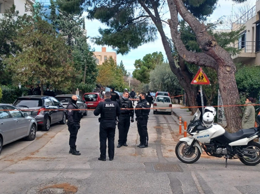 Shqiptarja qëllon me breshëri plumbash burrrin, në sy të djalit të tyre 13-vjeçar