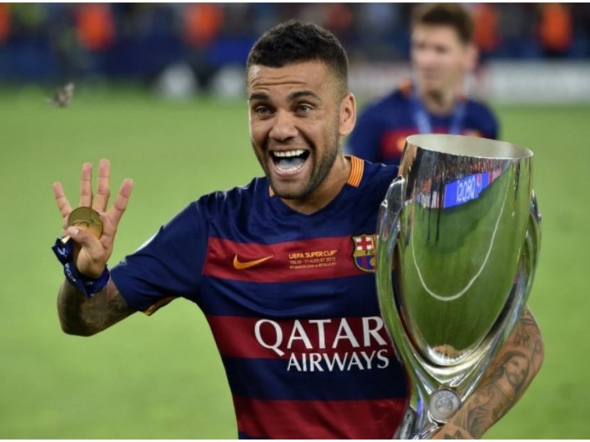 Dani Alves merr dritën jeshile nga Xavi