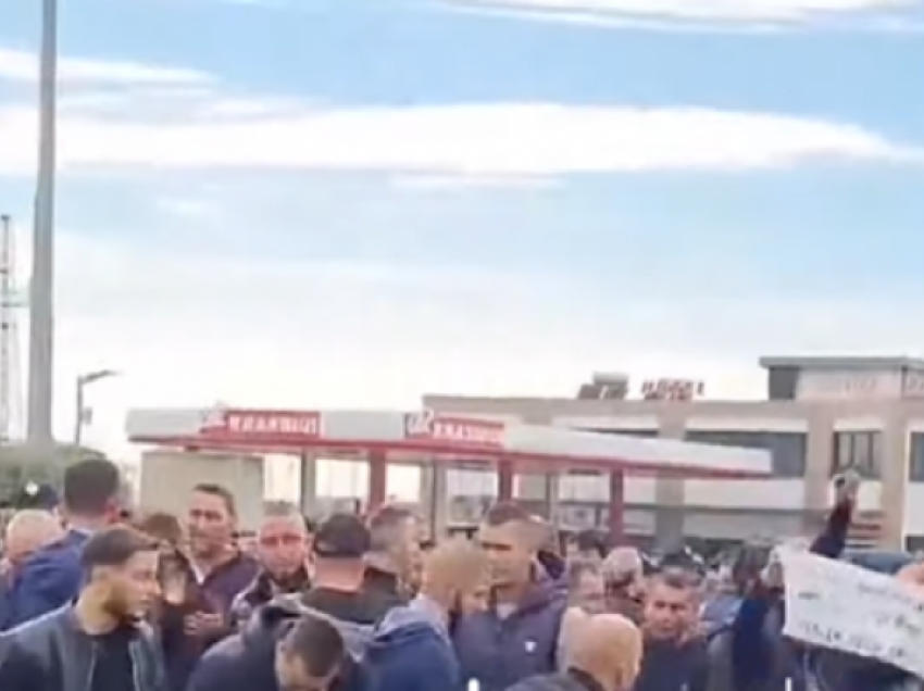 Në Shqipëri fermerët gjatë protestës përplasen me policinë