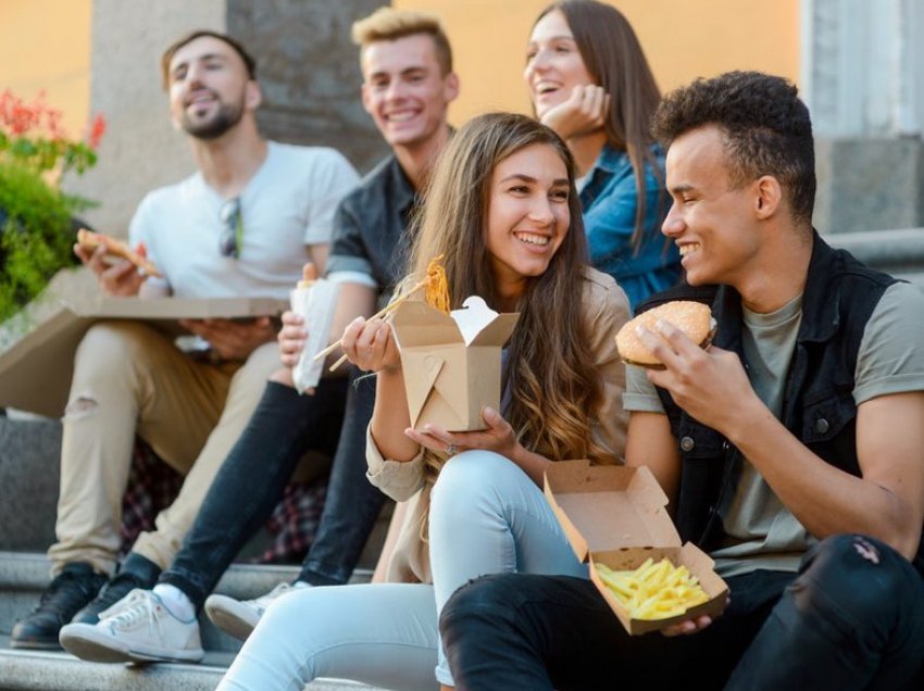 10 shenja jo dhe aq të dukshme që tregojnë se dikush po flirton me ju