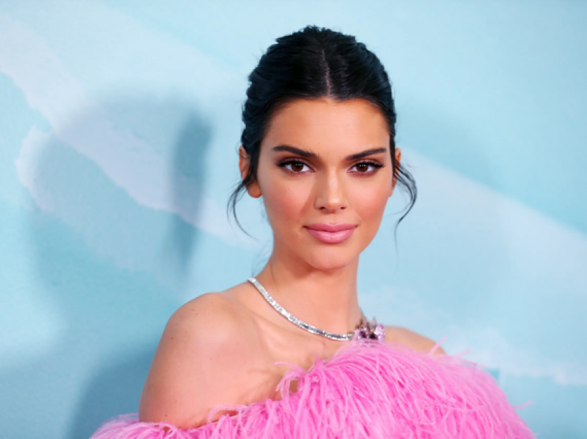 Kendall Jenner shkon e veshur kështu në dasmën e shoqes dhe njerëzit 'e kryqëzojnë'