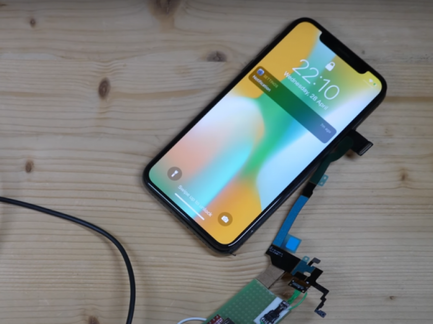 iPhone X me port USB-C shitet për 86,001 dollarë