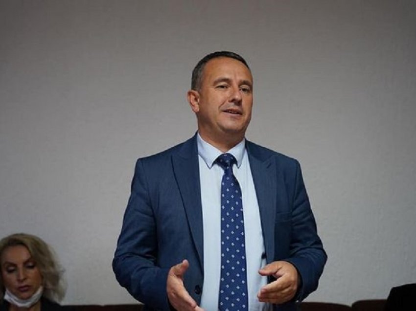 Enver Bajçinca refuzon të deklarohet pa bashkëshorten afër