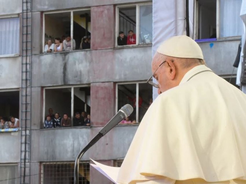 Papa Françesku: Mos i gjykoni të varfrit, ndihmojini