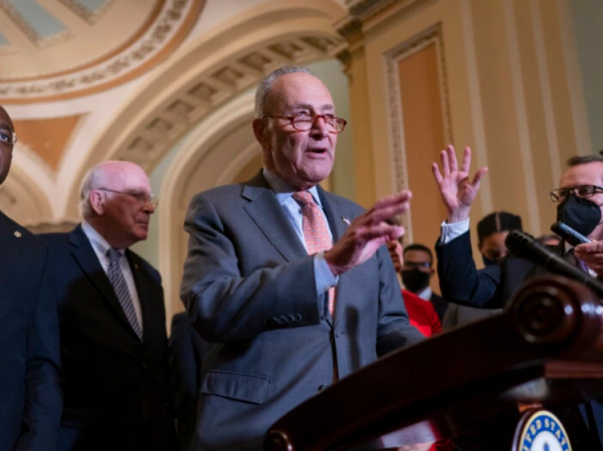 Schumer: Biden duhet të shfrytëzojë rezervat e naftës për të ulur çmimin e karburantit 