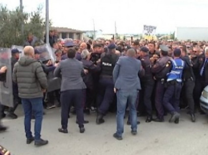 Protesta e fermerëve/ Lushnje, bllokojnë rrugën kundër paketës së re fiskale