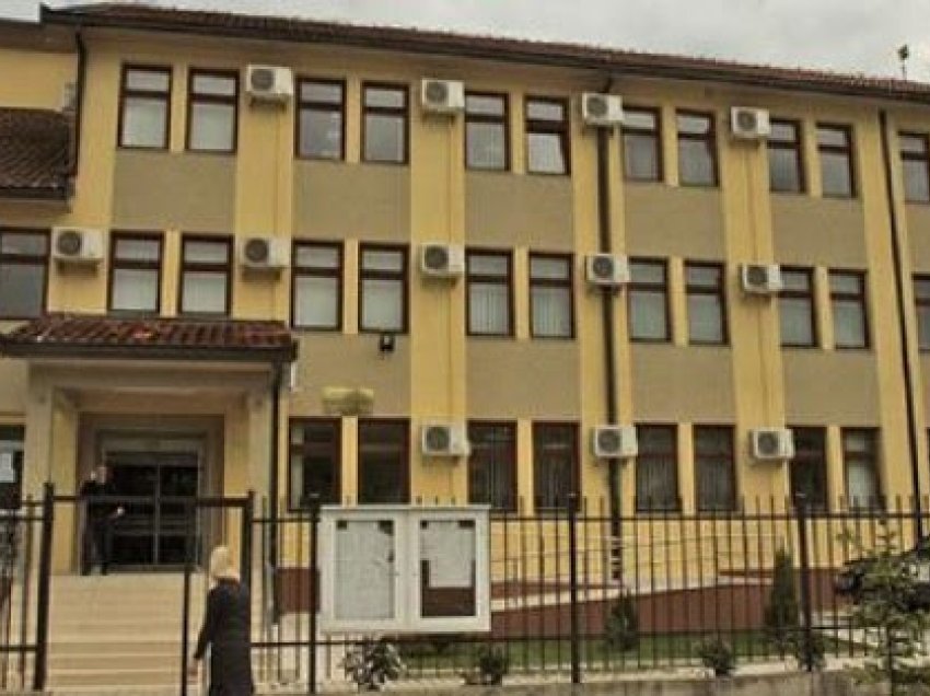 Një muaj arrest shtëpiak për shantazh ndaj një profesori