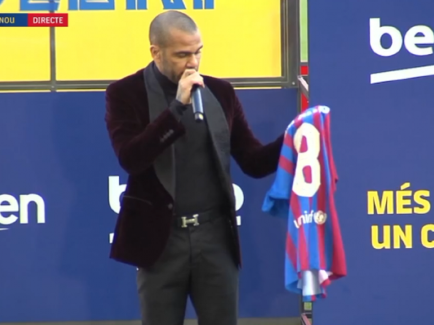 Alves: E mora fanellën me numrin 6 për Xavin