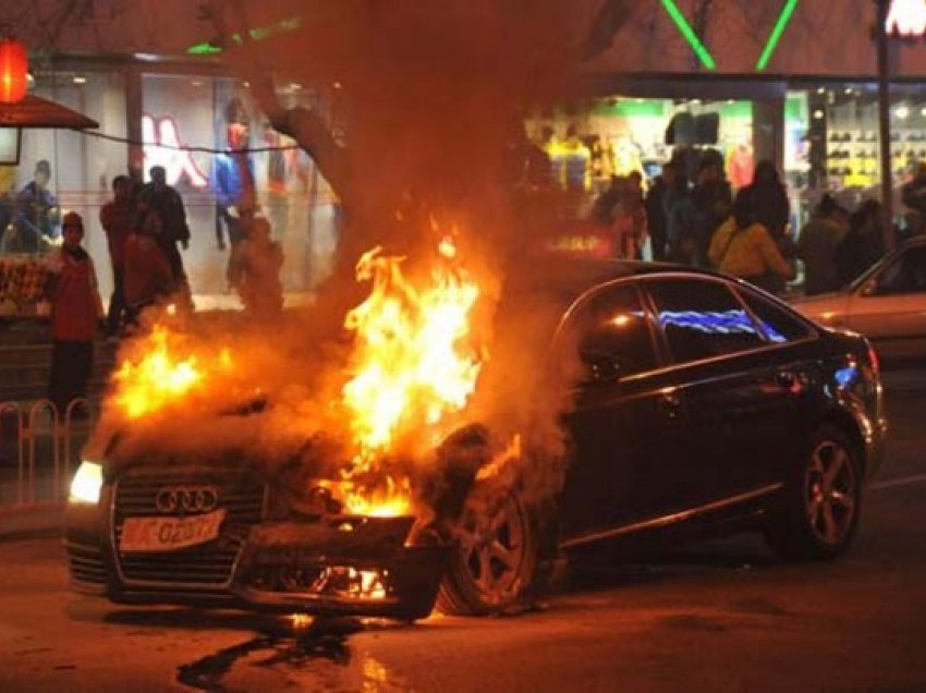 ​Shkrumbohet Audi, shpëton mrekullisht shoferi 25-vjeçar