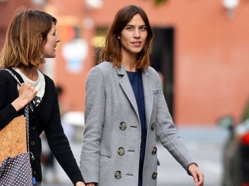 Veshje të cilave Alexa Chung u qëndron besnike prej vitesh! Kurrë nuk e ndryshon stilin e saj dhe duket gjithmonë moderne