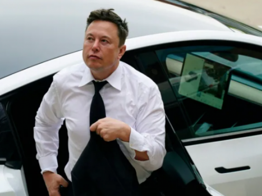 Pronarët e veturave Tesla nuk mund t’i zhbllokonin automjetet e tyre, reagon Elon Musk