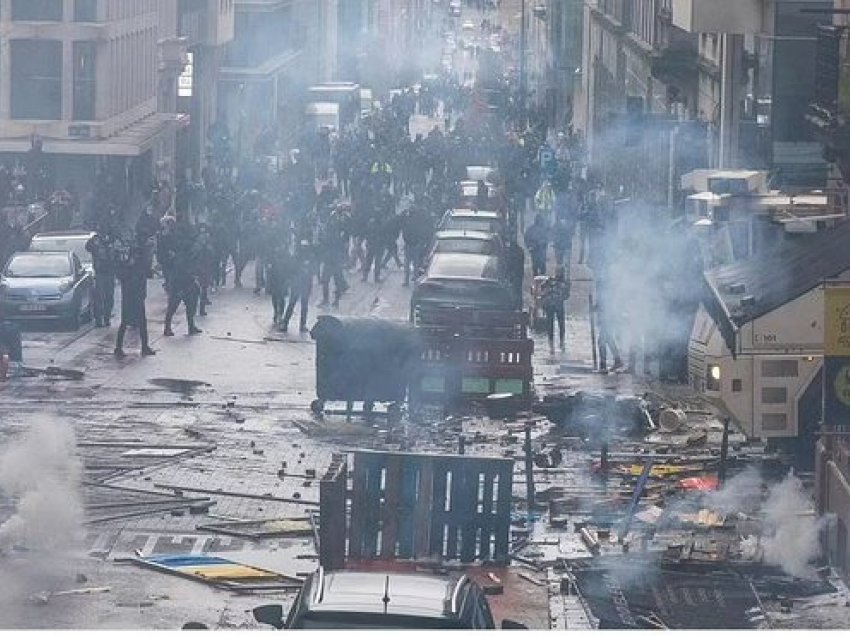 Trazira të dhunshme në Bruksel / Mijëra protestues kundër kufizimeve anti-Covid