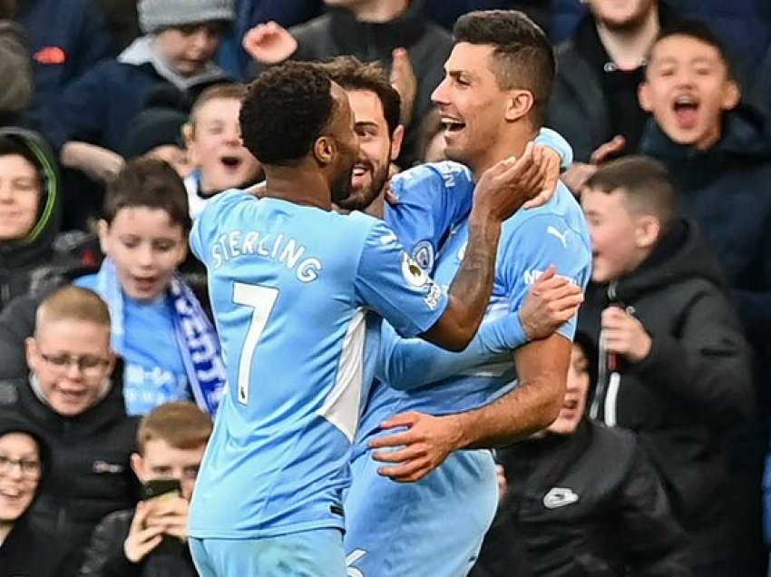 Manchester City bindshëm ndaj Evertonit