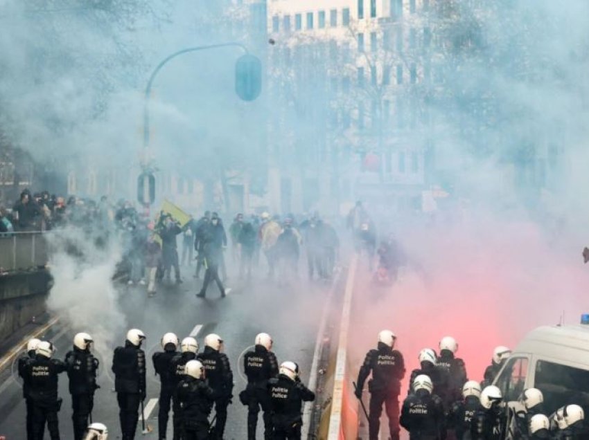 Vazhdojnë protestat kundër masave për COVID-19 në vendet evropiane