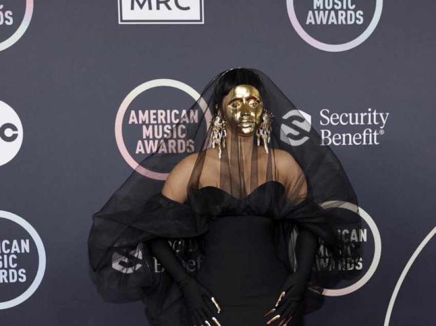 Pamjet nga tapeti i kuq i American Music Awards 2021