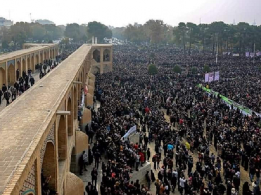 “S’kemi ujë për të pirë e për të vaditur të mbjellat”/ Protesta masive në Iran, paralajmërohen trazira mbarkombëtare