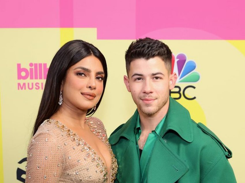 Fansat mendojnë se Priyanka Chopra dhe Nick Jonas janë ndarë dhe kjo është arsyeja