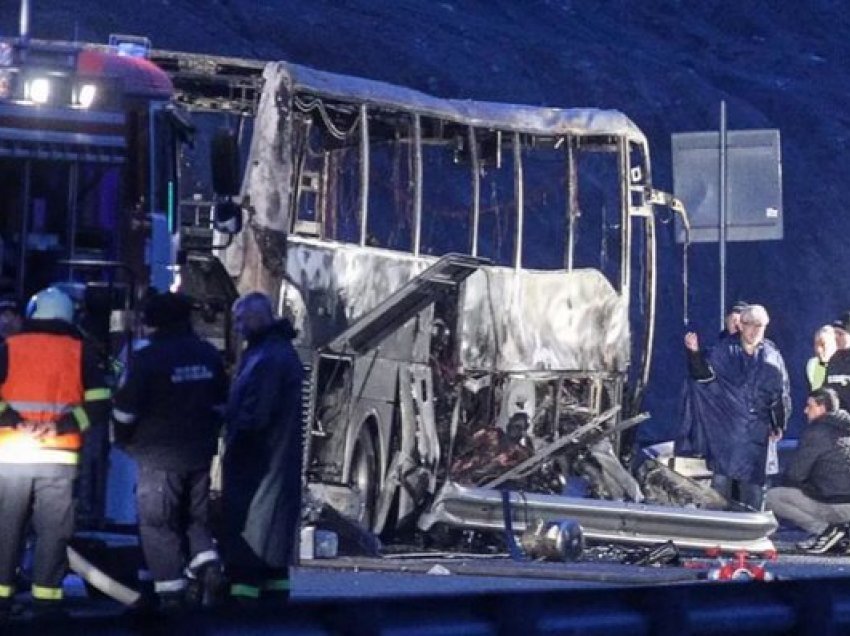 Dalin pamjet, momenti kur autobusi shkrumbohet nga flakët në autostradën e Bullgarisë