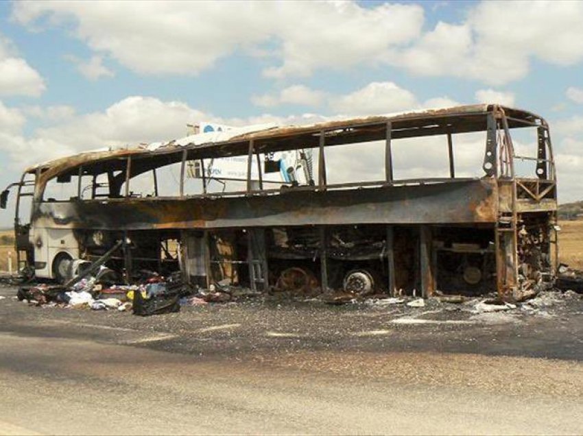 Shoferët vdiqën të parët, një grua u gjet me dy fëmijët në derën e autobusit