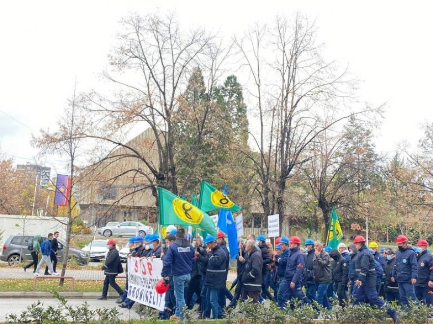 ​“Sofra e punëtorëve të ‘Feronikelit’ po mbetet e thatë”, punëtorët kërkojnë zgjidhje nga Kurti