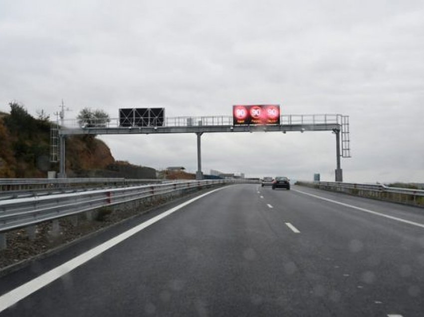 Hapet për qarkullim një pjesë e autostradës së Strumës, policia po e ruan vendin ku ndodhi aksidenti