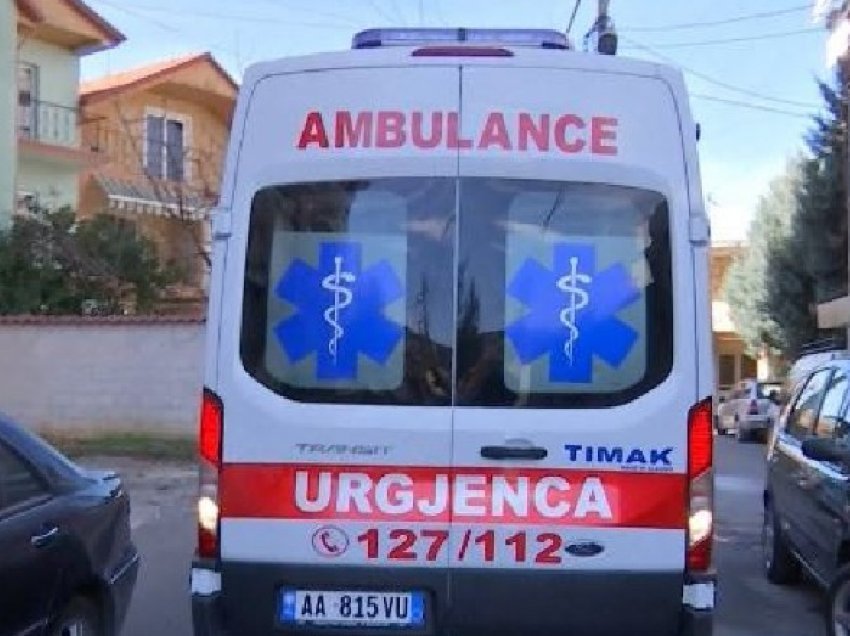 Punonjësi i policisë aksidenton me makinë të miturin, dërgohet me urgjencë në spital