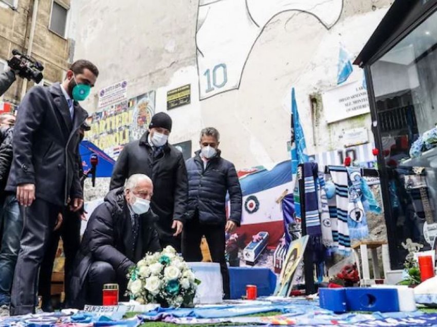 De Laurentis i bën homazhe Maradonës në lagjen spanjolle