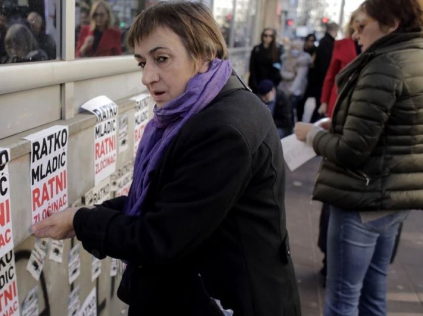 Aktivistët mbulojnë grafitin e Mlladiqit në Beograd