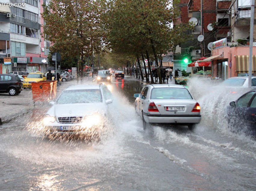 Ulen temperaturat, vranësira dhe reshje shiu në të gjithë vendin