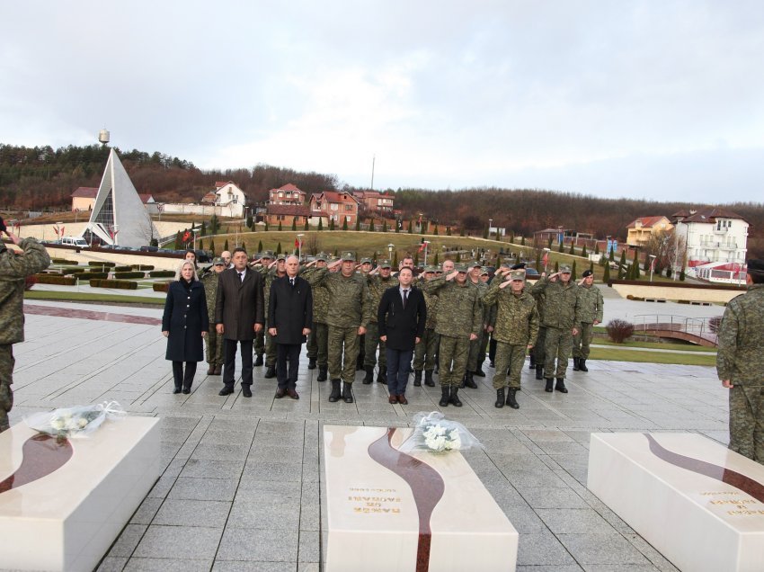 Mehaj dhe Rama bënë homazhe tek Kompleksi Memorial Adem Jashari