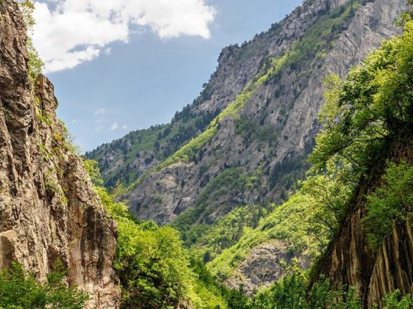 U rrëzua aksidentalisht nga shkëmbinjtë, vdes një person në Pejë