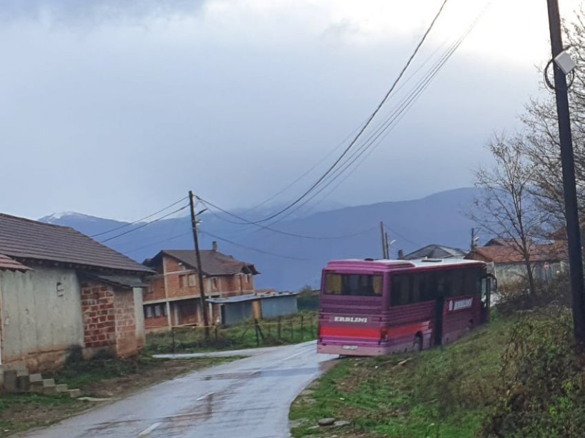 Vendi ku ndodhi tragjedia në Gllogjan, autobusi është ende aty