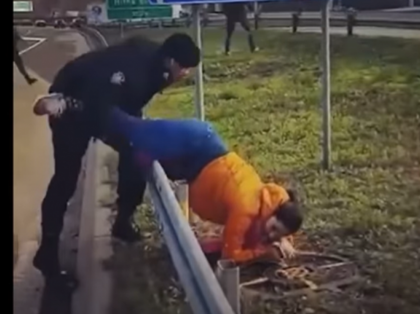 Momenti kur polici serb tërheq zvarrë një grua gjatë protestave në Beograd