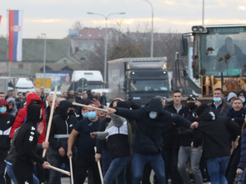 Situatë dramatike në protestat e një qyteti në Serbi – disa persona sulmojnë me shkopinj protestuesit