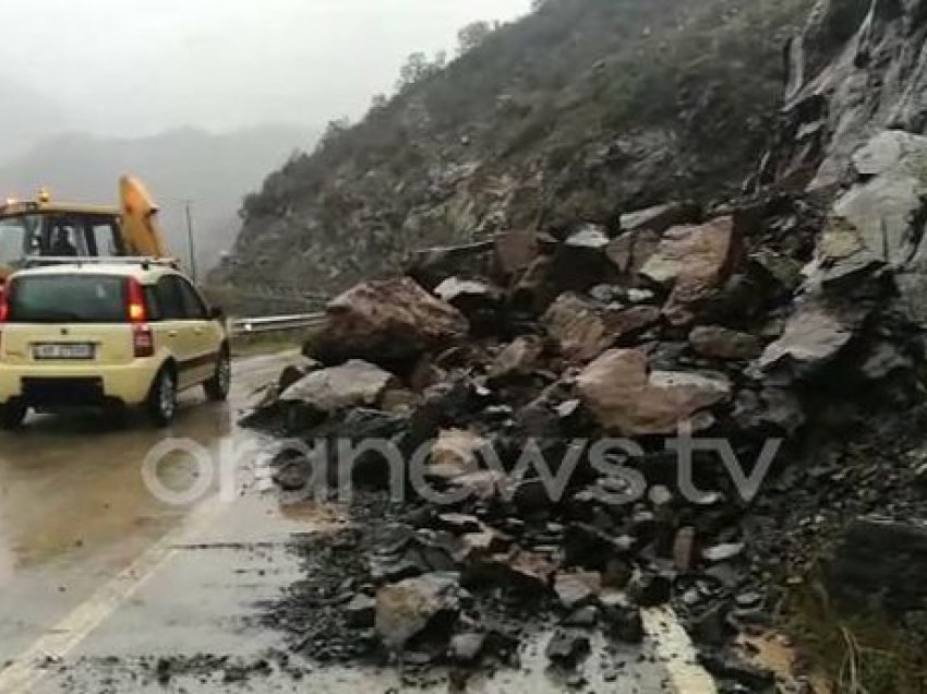 Shembet masivi shkëmbor në Shkopet, vështirësohet qarkullimi i automjeteve