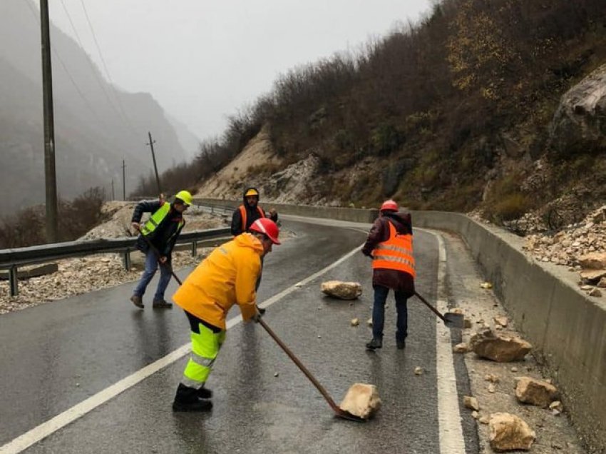 Mot i keq dhe reshje të dendura shiu, segmentet më të rrezikshme për drejtuesit e automjeteve