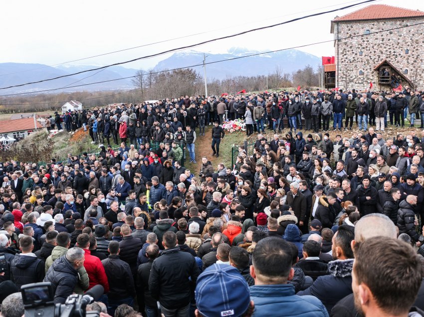 Dhimbje dhe lot/ Varrosen dy nxënësit dhe shoferi që u vranë në Deçan