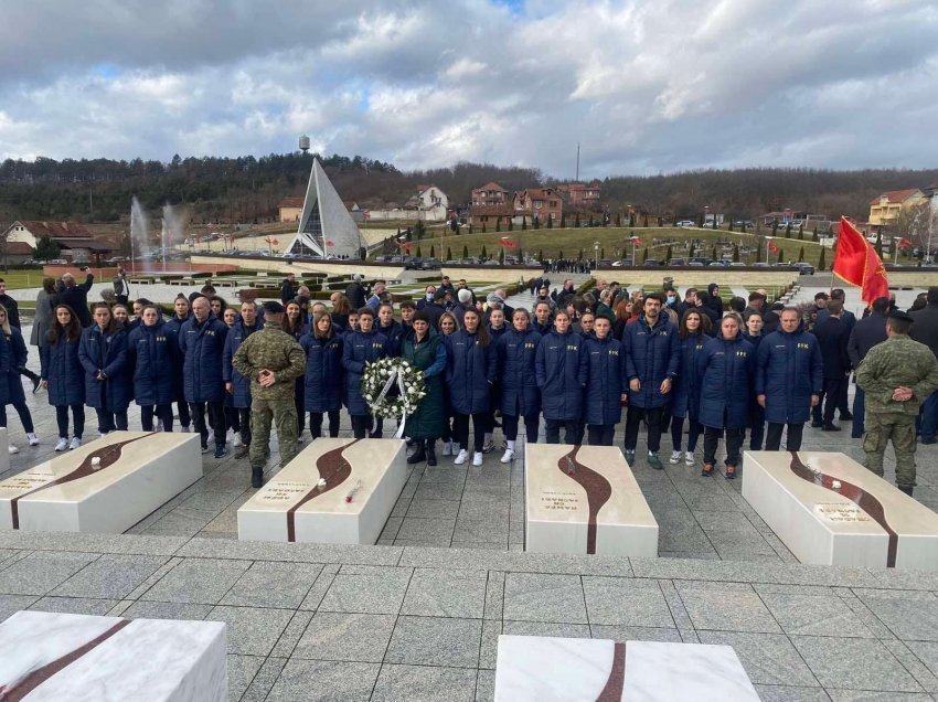 Kombëtarja e Kosovës viziton kompleksin memorial “Adem Jashari” 