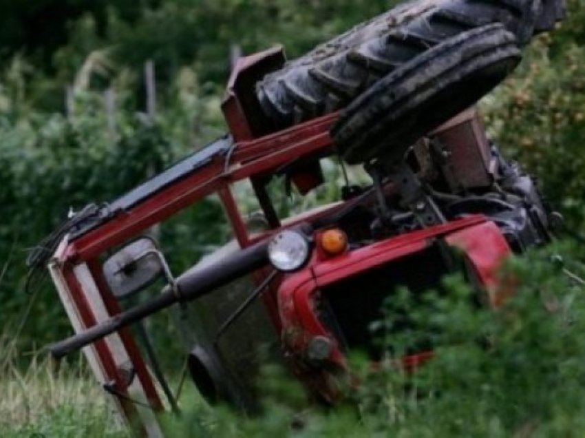 Humbi jetën pasi rrokulliset me traktor